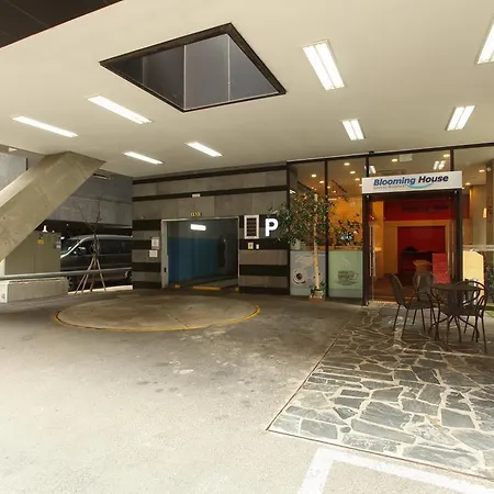 Blooming House Residence